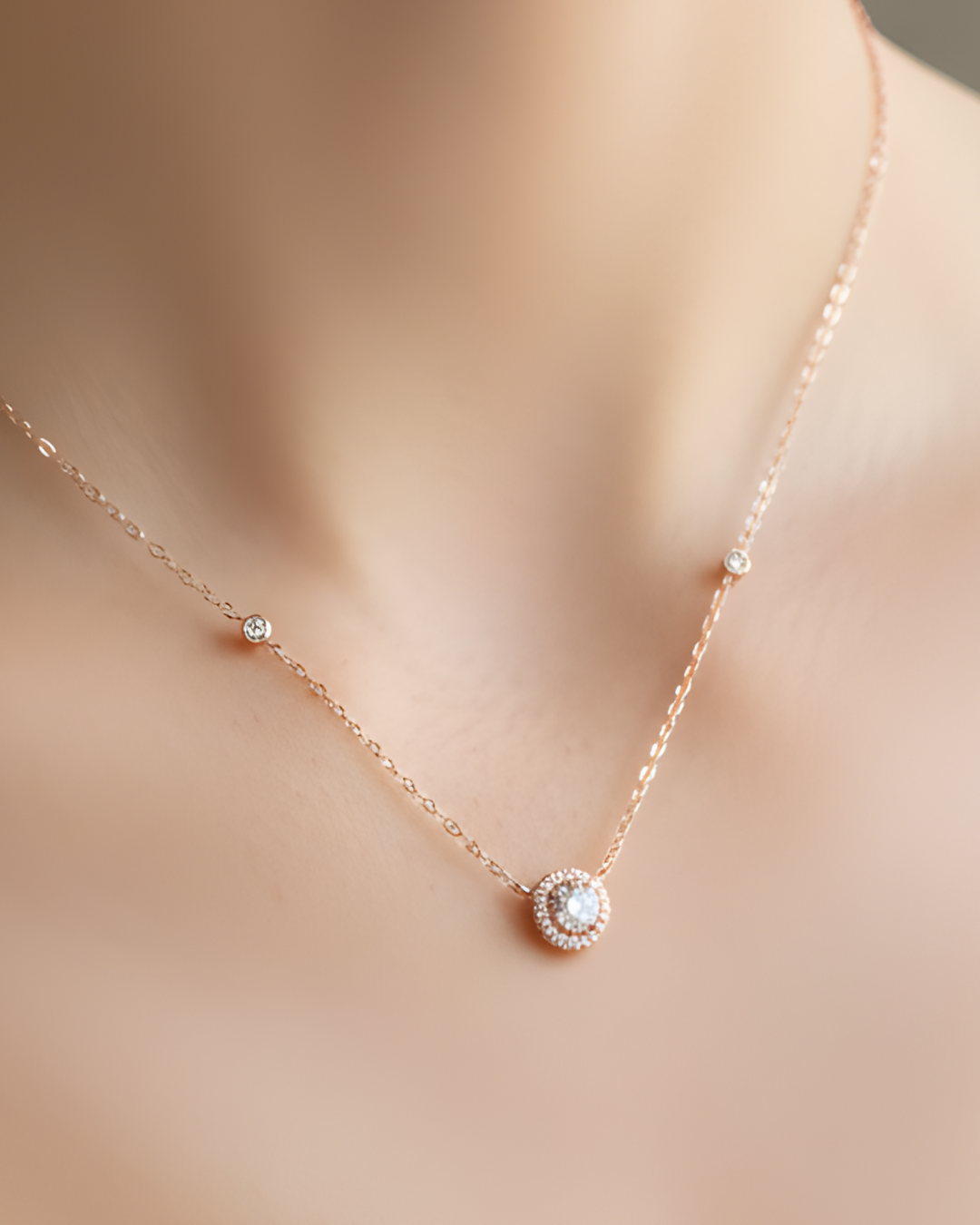 Collier « Collier Infini Rond – ROSE » en argent 925 doré à l’or rose 18 carats, pendentif rond orné d’une pierre centrale en zirconium taille brillant montée sur griffe, chaîne 40 cm (+6 cm réglable).