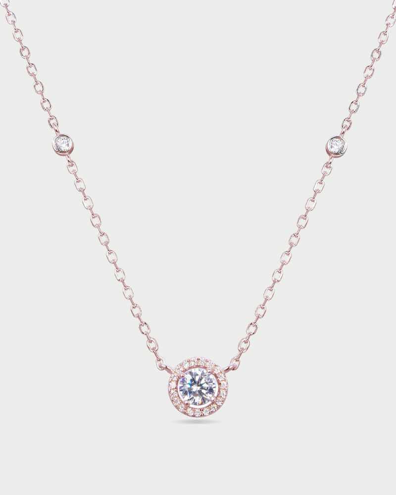 Collier « Collier Infini Rond – ROSE » en argent 925 doré à l’or rose 18 carats, pendentif rond orné d’une pierre centrale en zirconium taille brillant montée sur griffe, chaîne 40 cm (+6 cm réglable).