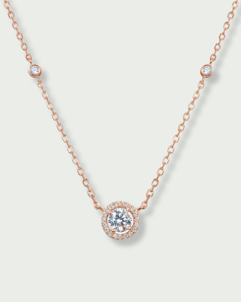 Collier « Collier Infini Rond – ROSE » en argent 925 doré à l’or rose 18 carats, pendentif rond orné d’une pierre centrale en zirconium taille brillant montée sur griffe, chaîne 40 cm (+6 cm réglable).
