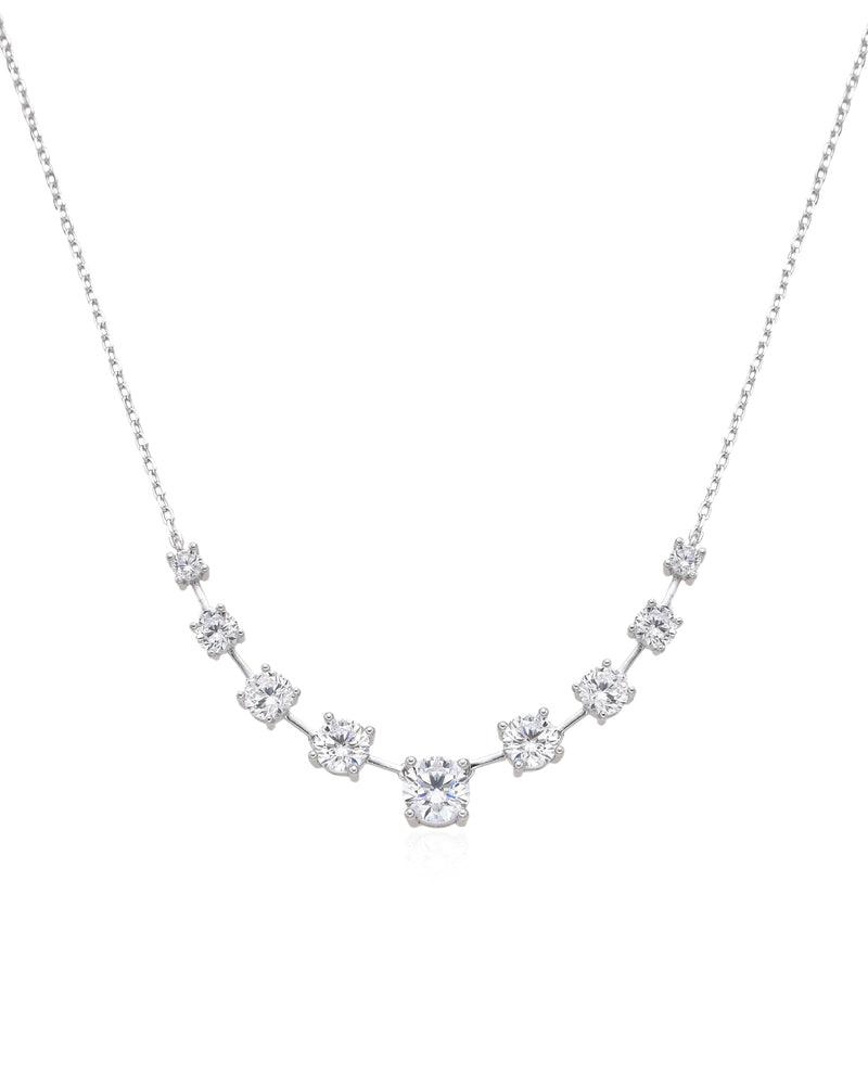 Collier « My Glow » en argent 925 rhodié, orné de plusieurs pierres blanches facettées de différentes tailles, montées sur une chaîne fine, finition polie brillante.