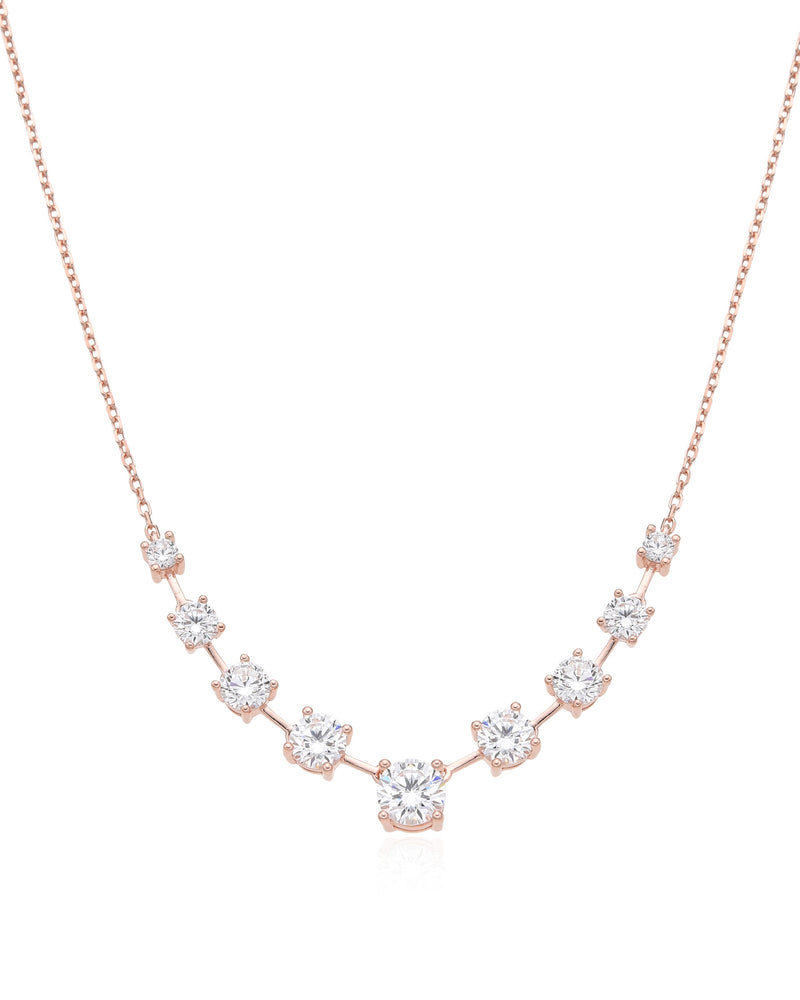 Collier « My Glow » en argent 925 doré à l'or rose 18 carats, orné de plusieurs pierres blanches facettées de différentes tailles, montées sur une chaîne fine, finition polie brillante.
