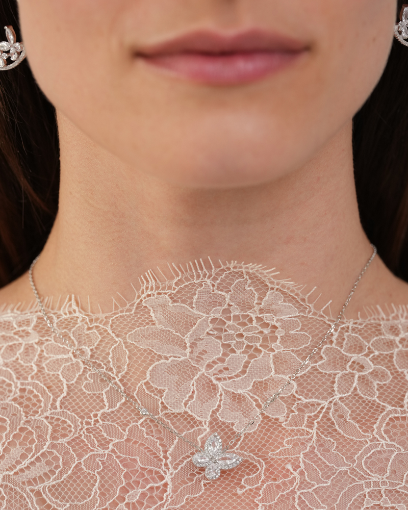 Collier Papillon blanc en argent 925 rhodié & zirconiums - porté