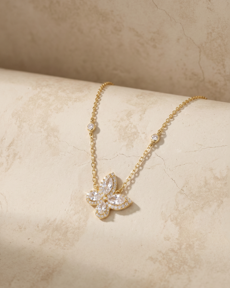 Collier Papillon doré en argent 925 doré à l'or jaune 18 carats & zirconiums - nature morte