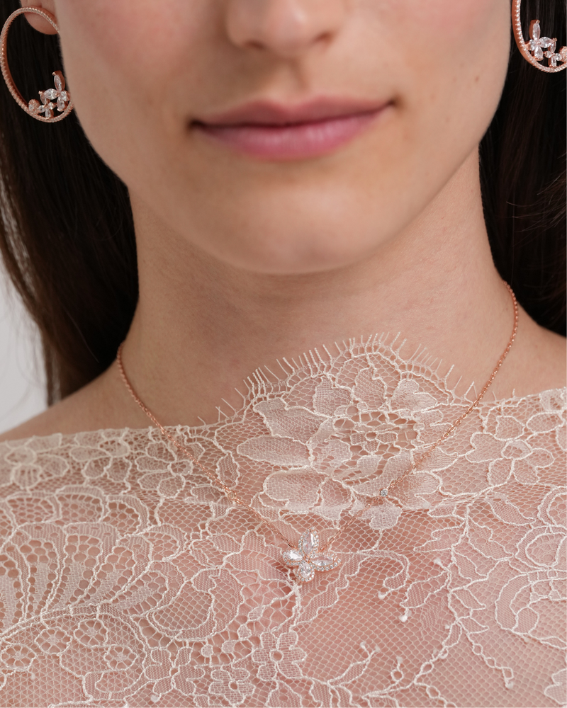 Collier Papillon rose en argent 925 doré à l'or rose 18 carats & zirconiums - porté 