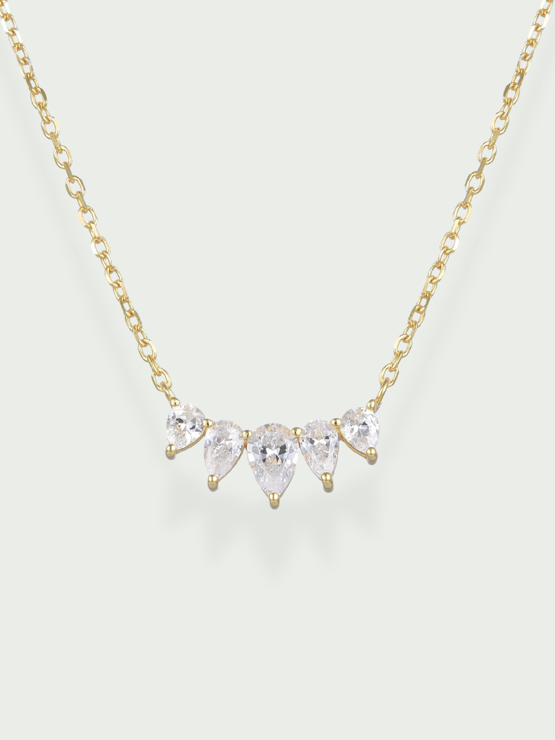 Collier Pear Glow doré en argent 925 plaqué or 18 carats, chaîne fine avec pendentif composé de cinq zirconiums taille poire délicatement alignés, design lumineux et raffiné qui sublime le décolleté.