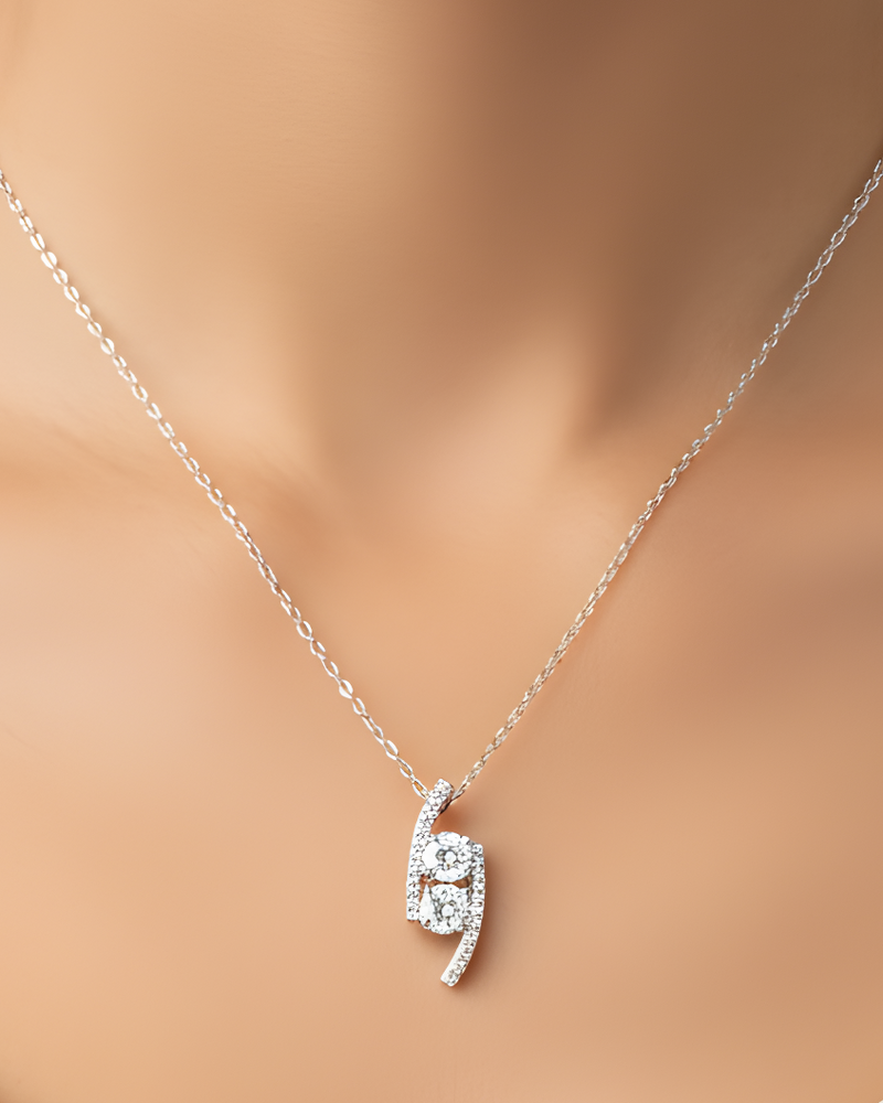 Collier « Sharp » en argent 925 rhodié, pendentif aux formes géométriques élégantes rehaussé d’un pavage de zirconiums taille ronde, finition polie brillante.