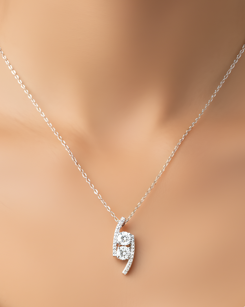 Collier « Sharp » en argent 925 rhodié, pendentif aux formes géométriques élégantes rehaussé d’un pavage de zirconiums taille ronde, finition polie brillante.