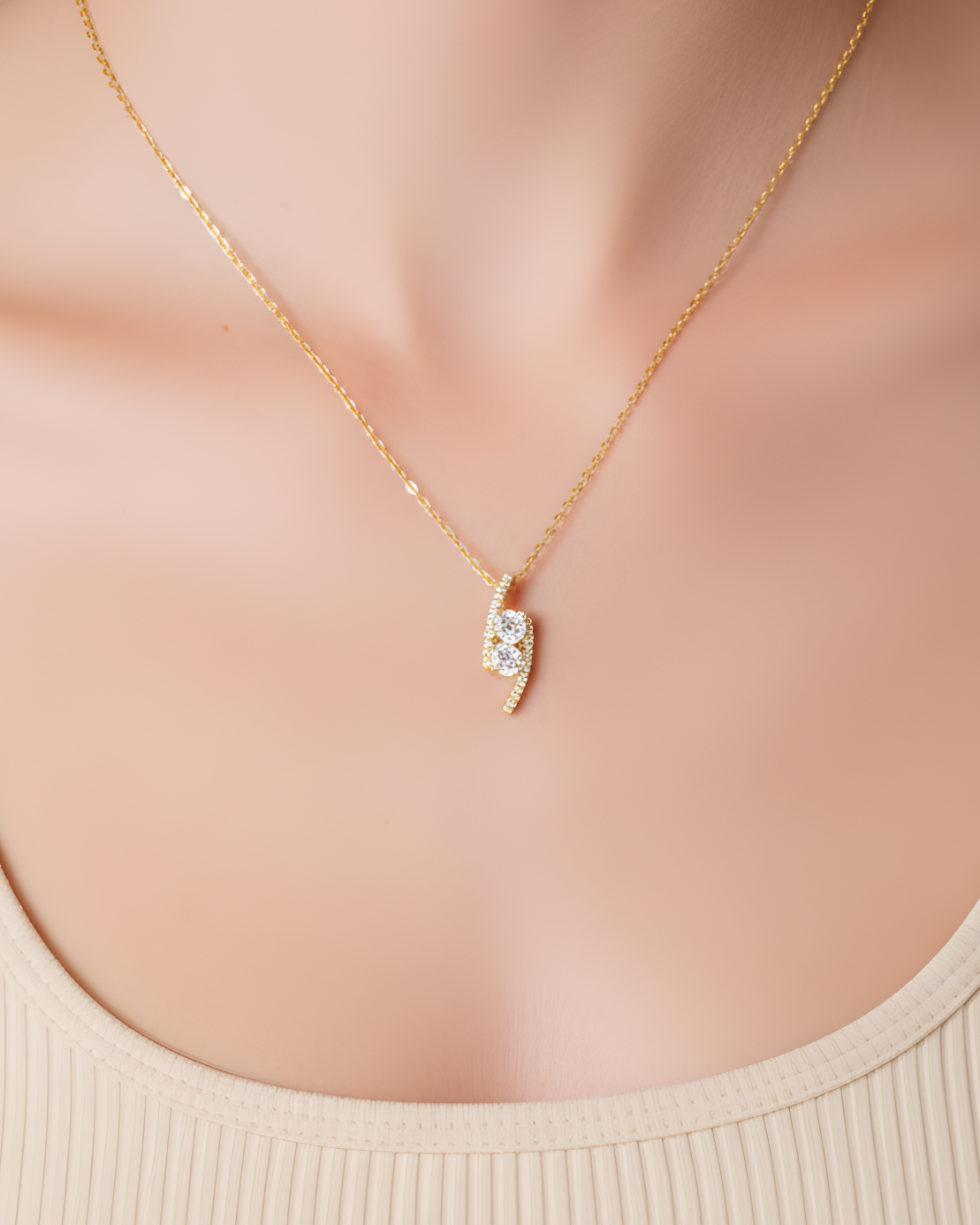 Collier « Sharp » en argent 925 doré à l’or jaune 18 carats, pendentif aux formes géométriques élégantes rehaussé d’un pavage de zirconiums taille ronde, finition polie brillante.