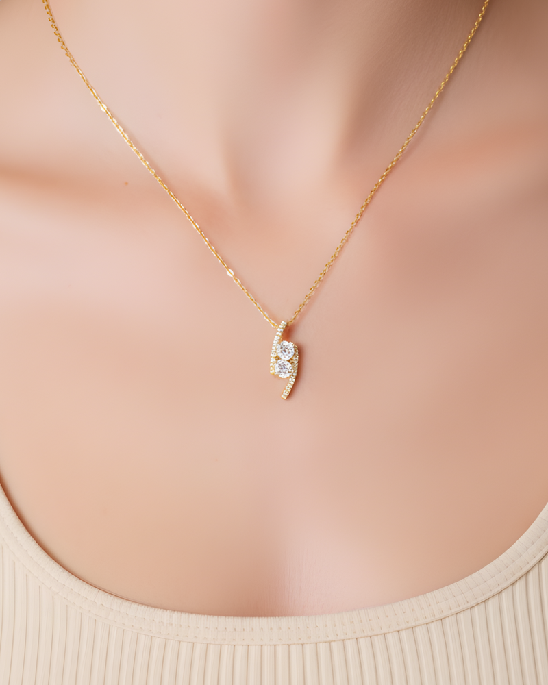 Collier « Sharp » en argent 925 doré à l’or jaune 18 carats, pendentif aux formes géométriques élégantes rehaussé d’un pavage de zirconiums taille ronde, finition polie brillante.