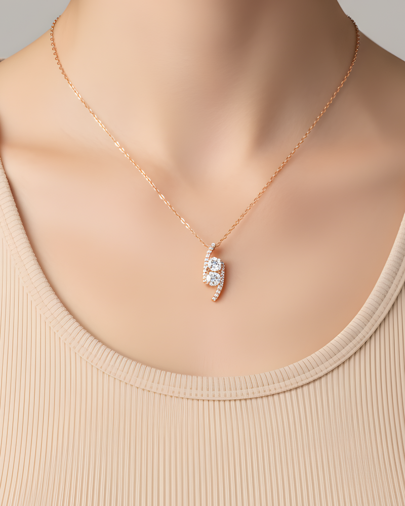 Collier « Sharp » en argent 925 doré à l’or rose 18 carats, pendentif aux formes géométriques élégantes rehaussé d’un pavage de zirconiums taille ronde, finition polie brillante.