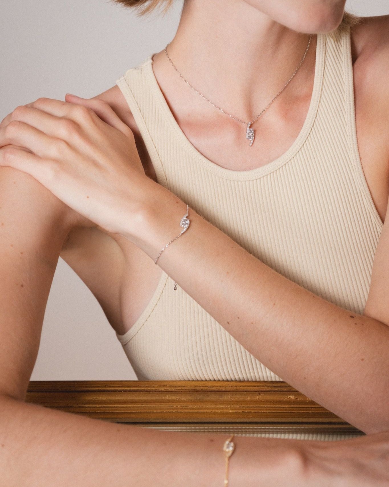 Collier « Sharp » en argent 925 rhodié, pendentif aux formes géométriques élégantes rehaussé d’un pavage de zirconiums taille ronde, finition polie brillante.