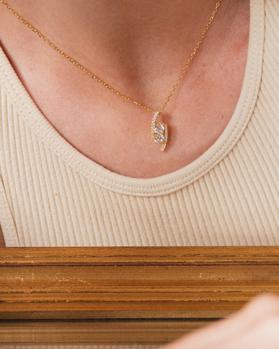 Collier « Sharp » en argent 925 doré à l’or jaune 18 carats, pendentif aux formes géométriques élégantes rehaussé d’un pavage de zirconiums taille ronde, finition polie brillante.