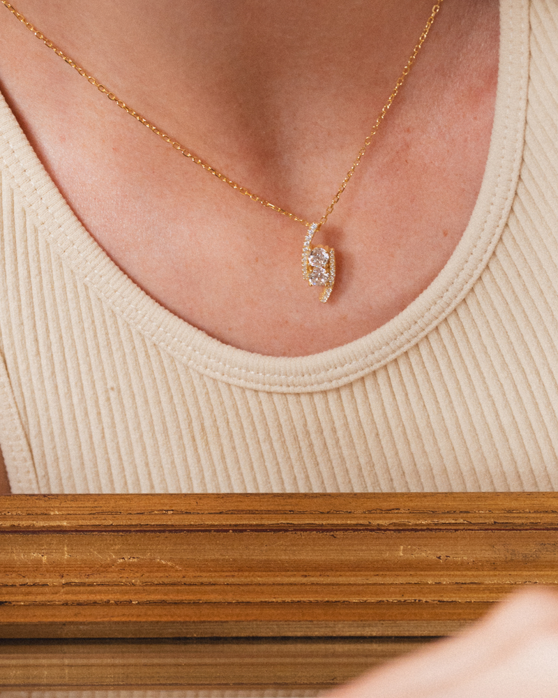 Collier « Sharp » en argent 925 doré à l’or jaune 18 carats, pendentif aux formes géométriques élégantes rehaussé d’un pavage de zirconiums taille ronde, finition polie brillante.