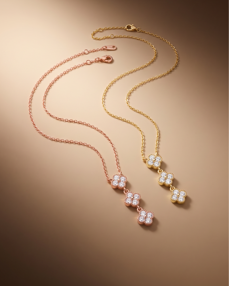 Collier Trio EDEN doré de GENA Jewelry, sublimé par trois motifs pavés de pierres blanches lumineuses, harmonieusement disposés sur une chaîne délicate et ajustable.