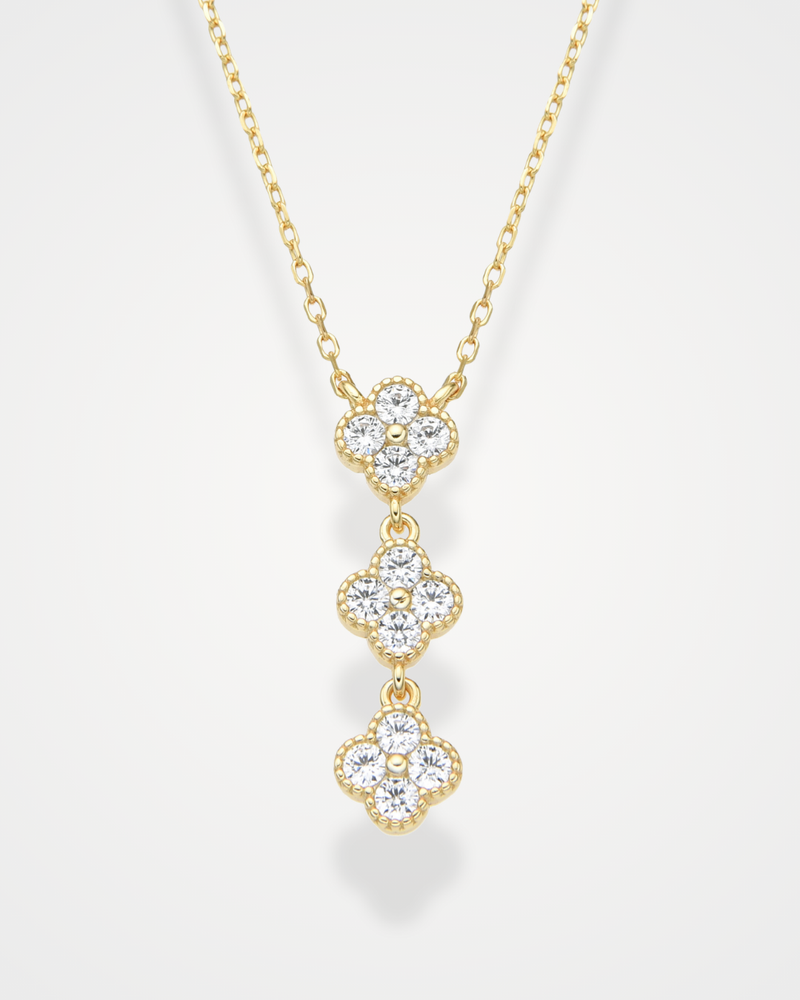 Collier Trio EDEN doré signé GENA Jewelry, en argent 925 doré à l’or 18 carats, orné de trois motifs délicatement sertis de zircons blancs scintillants.