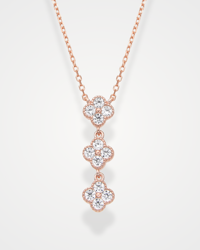 Collier Trio EDEN rose signé GENA Jewelry, en argent 925 doré à l’or rose 18 carats, orné de trois motifs délicatement sertis de zircons blancs scintillants.