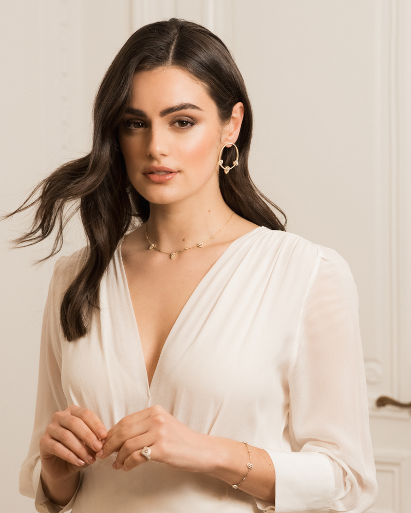 Collier Trio Infini Poire – Blanc en argent 925 rhodié, trois pierres en forme de poire délicatement serties, finition polie brillante résistante à l’oxydation, chaîne fine, éclat pur et élégant.
