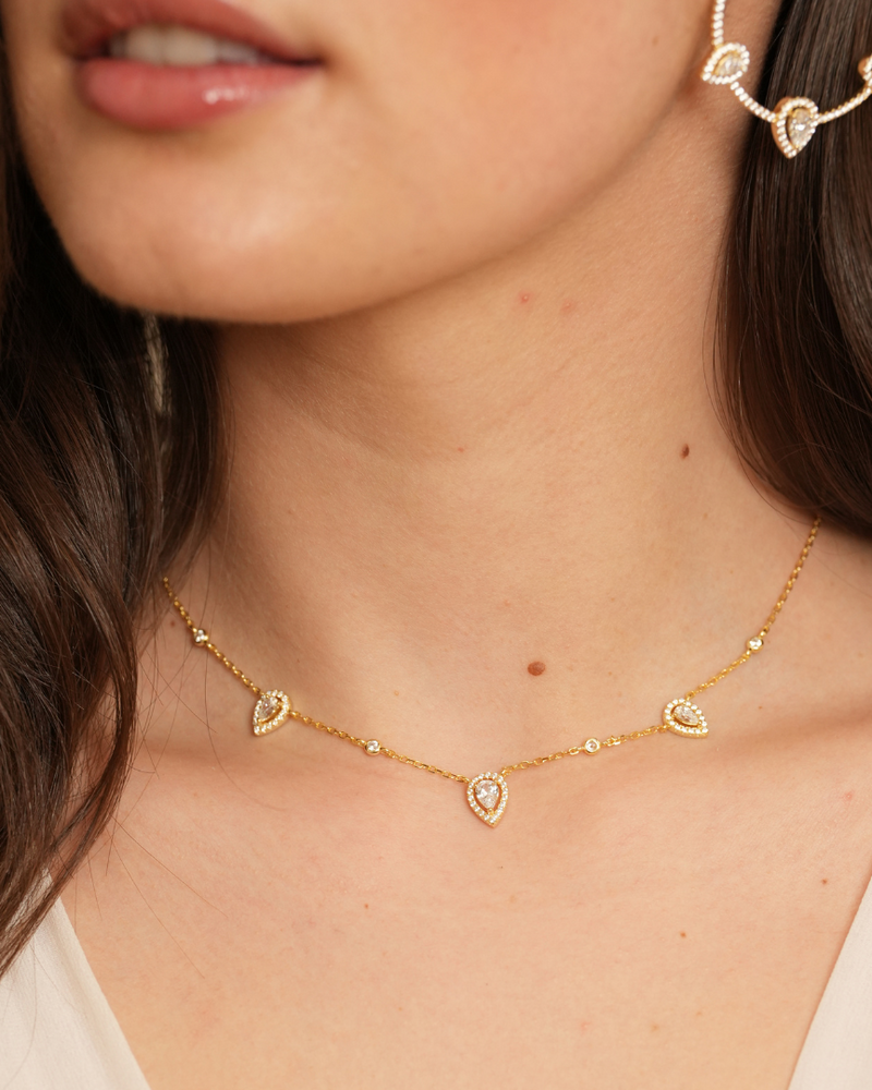 Collier Trio Infini Poire – Blanc en argent 925 rhodié, trois pierres en forme de poire délicatement serties, finition polie brillante résistante à l’oxydation, chaîne fine, éclat pur et élégant.
