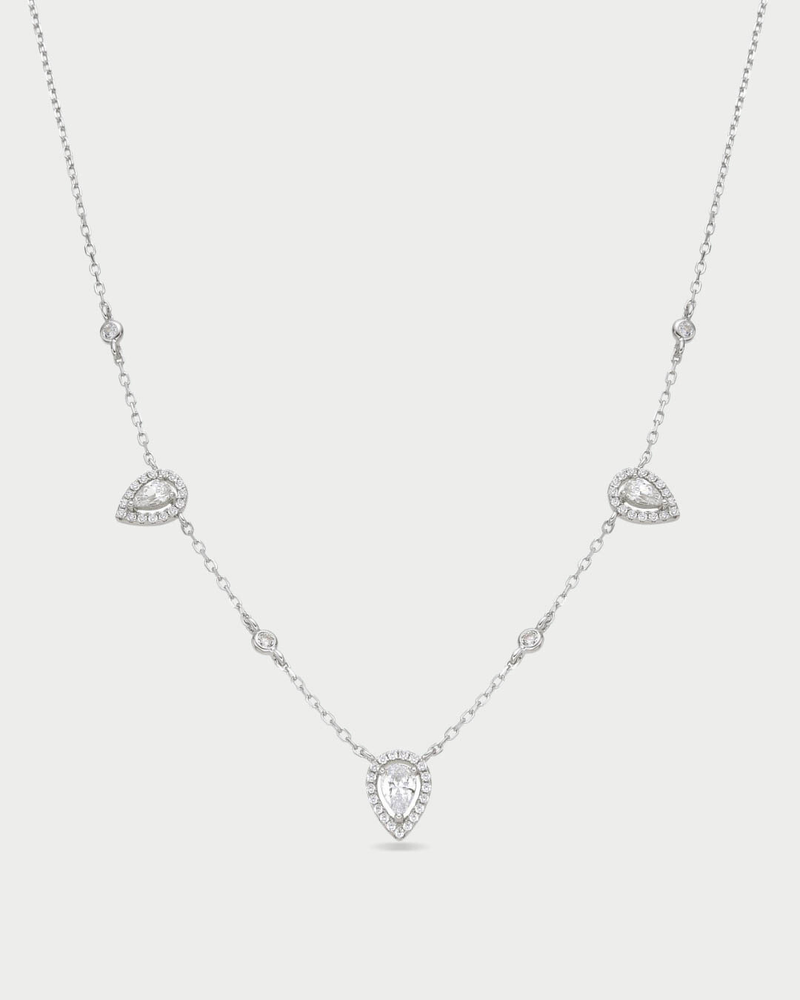 Collier Trio Infini Poire – Blanc en argent 925 rhodié, trois pierres en forme de poire délicatement serties, finition polie brillante résistante à l’oxydation, chaîne fine, éclat pur et élégant.
