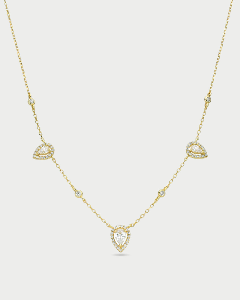 Collier Trio Infini Poire blanc en argent 925 rhodié avec trois pierres en zirconium blanc taille poire délicatement disposées sur une chaîne fine, bijou élégant et lumineux pour sublimer le décolleté