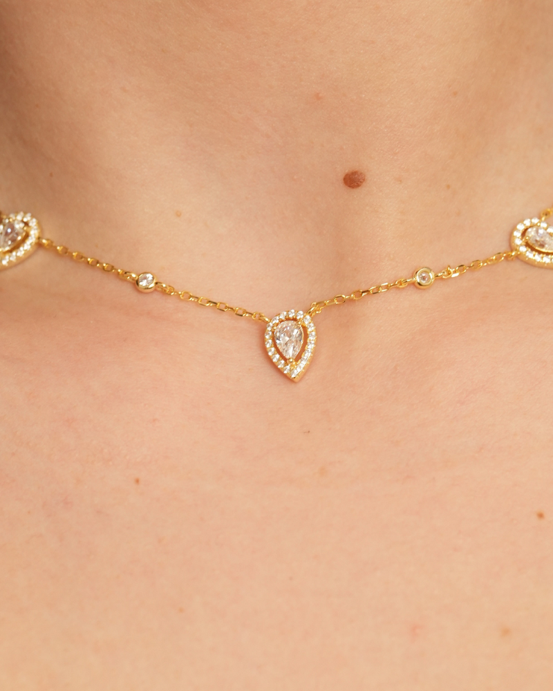 Collier Trio Infini Poire – Rose en argent 925 doré à l’or rose 18 carats, trois pierres en forme de poire délicatement serties, finition lumineuse résistante à l’oxydation, chaîne fine, éclat doux et élégant.
