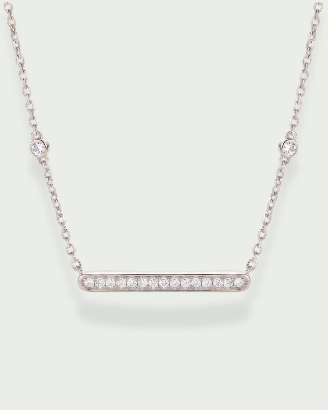 Collier Barrette Intemporel – Blanc en argent 925 rhodié, pendentif barrette à la ligne épurée délicatement sertie pour un éclat net et contemporain, finition polie brillante résistante à l’oxydation, chaîne fine ajustable, conçu pour sublimer le décolleté avec une élégance minimaliste et intemporelle, du quotidien aux occasions les plus raffinées.
