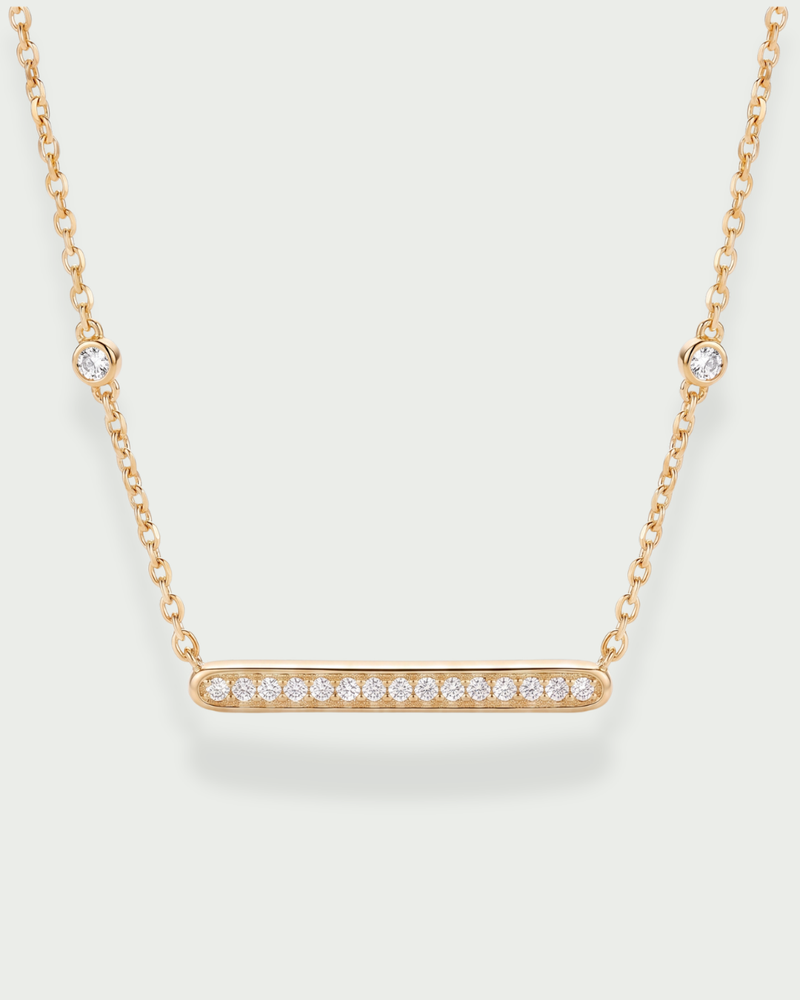 Collier Barrette Intemporel – Doré en argent 925 doré à l’or 18 carats, pendentif barrette à la ligne épurée délicatement sertie pour un éclat lumineux et structuré, finition résistante à l’oxydation, chaîne fine ajustable, imaginé pour illuminer le décolleté d’une touche solaire et minimaliste, du quotidien aux moments les plus précieux.
