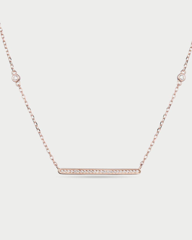 Collier Barrette Intemporel – Rose en argent 925 doré à l’or rose 18 carats, pendentif barrette à la ligne épurée délicatement sertie pour un éclat doux et raffiné, finition lumineuse résistante à l’oxydation, chaîne fine ajustable, pensé pour sublimer le décolleté avec une élégance romantique et intemporelle, du quotidien aux instants les plus précieux.
