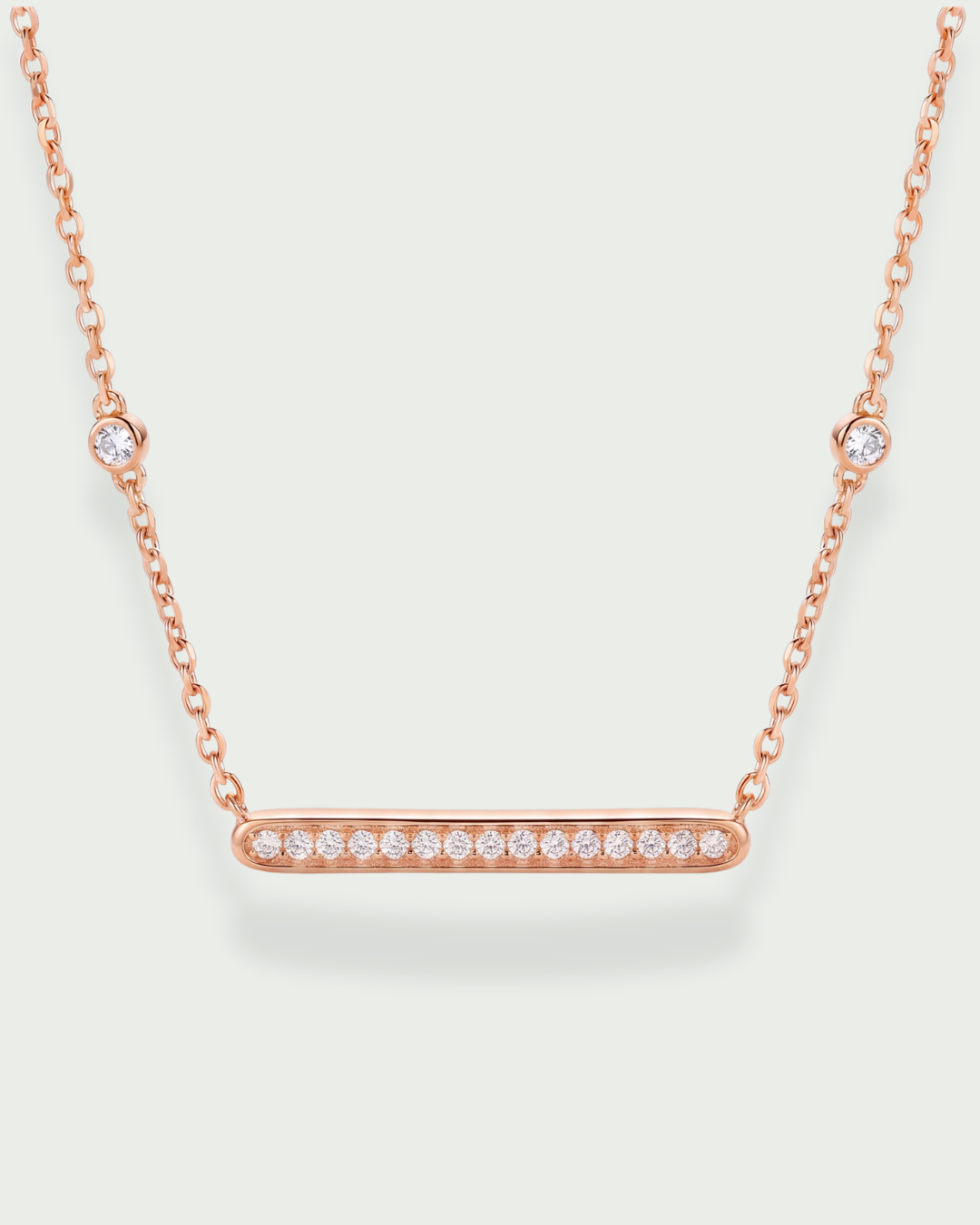 Collier Barrette Intemporel – Rose en argent 925 doré à l’or rose 18 carats, pendentif barrette à la ligne épurée délicatement sertie pour un éclat doux et raffiné, finition lumineuse résistante à l’oxydation, chaîne fine ajustable, pensé pour sublimer le décolleté avec une élégance romantique et intemporelle, du quotidien aux instants les plus précieux.
