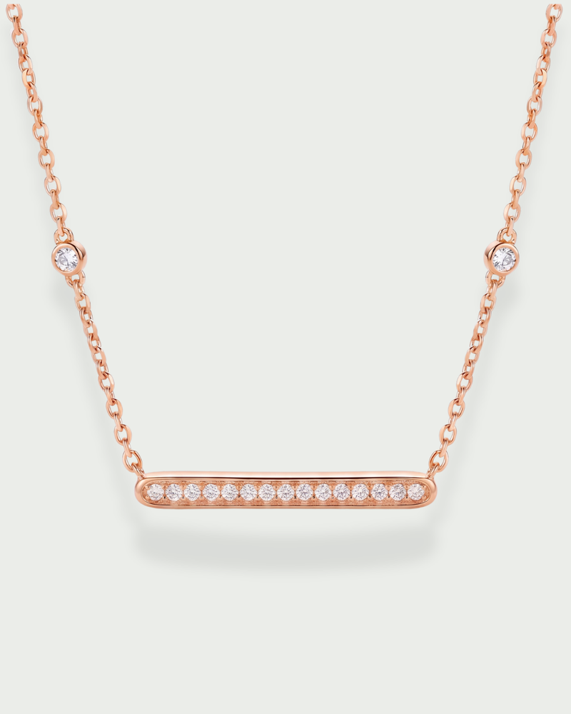 Collier Barrette Intemporel – Rose en argent 925 doré à l’or rose 18 carats, pendentif barrette à la ligne épurée délicatement sertie pour un éclat doux et raffiné, finition lumineuse résistante à l’oxydation, chaîne fine ajustable, pensé pour sublimer le décolleté avec une élégance romantique et intemporelle, du quotidien aux instants les plus précieux.

