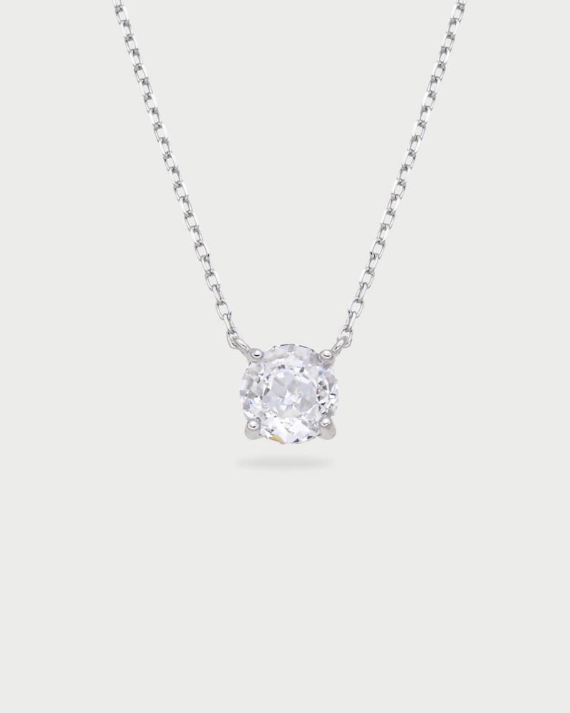 Collier « Chaîne Intemporel XL » en argent 925 rhodié, chaîne élégante agrémentée d’un zirconium multifacettes montée sur griffe, finition polie brillante.
