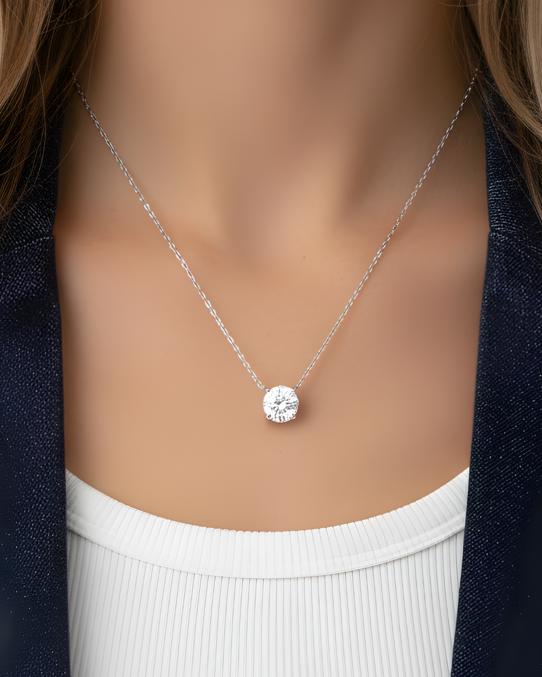 Collier « Chaîne Intemporel XL » en argent 925 rhodié, chaîne élégante agrémentée d’un zirconium multifacettes montée sur griffe, finition polie brillante.