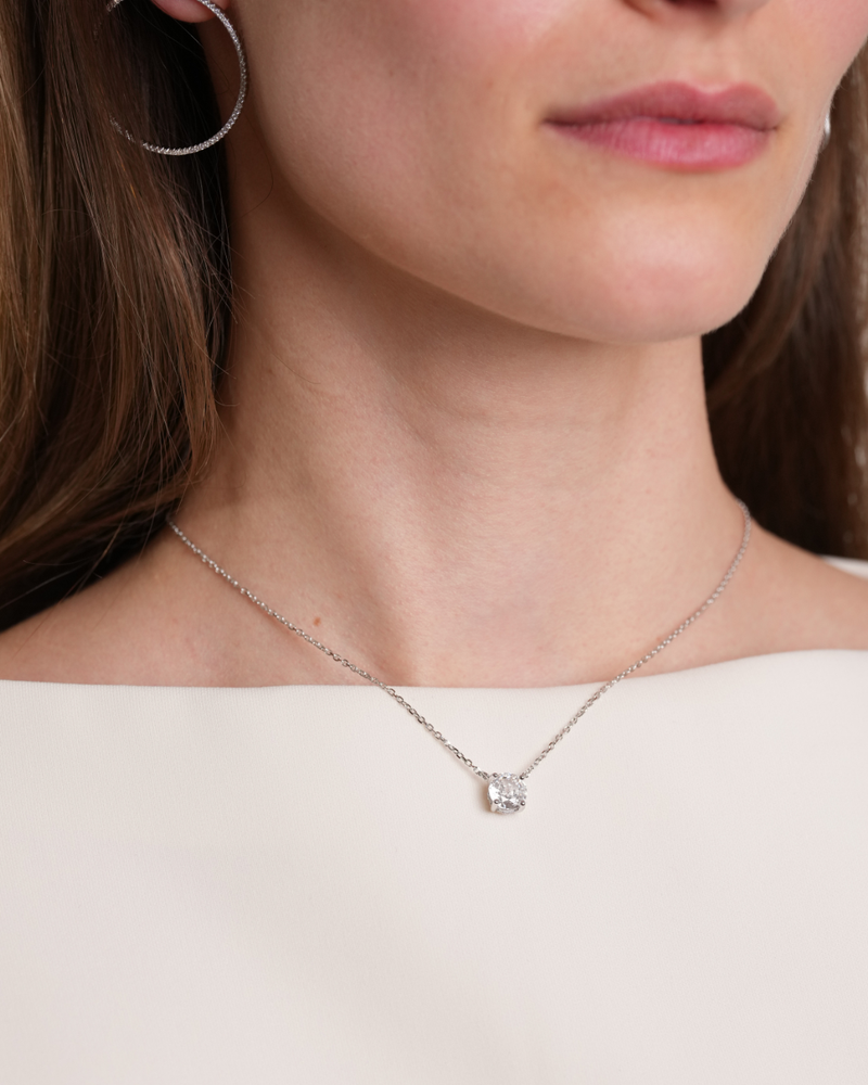Collier « Chaîne Intemporel XL » en argent 925 rhodié, chaîne élégante agrémentée d’un zirconium multifacettes montée sur griffe, finition polie brillante.
