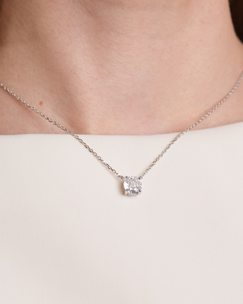 Collier « Chaîne Intemporel XL » en argent 925 rhodié, chaîne élégante agrémentée d’un zirconium multifacettes montée sur griffe, finition polie brillante.