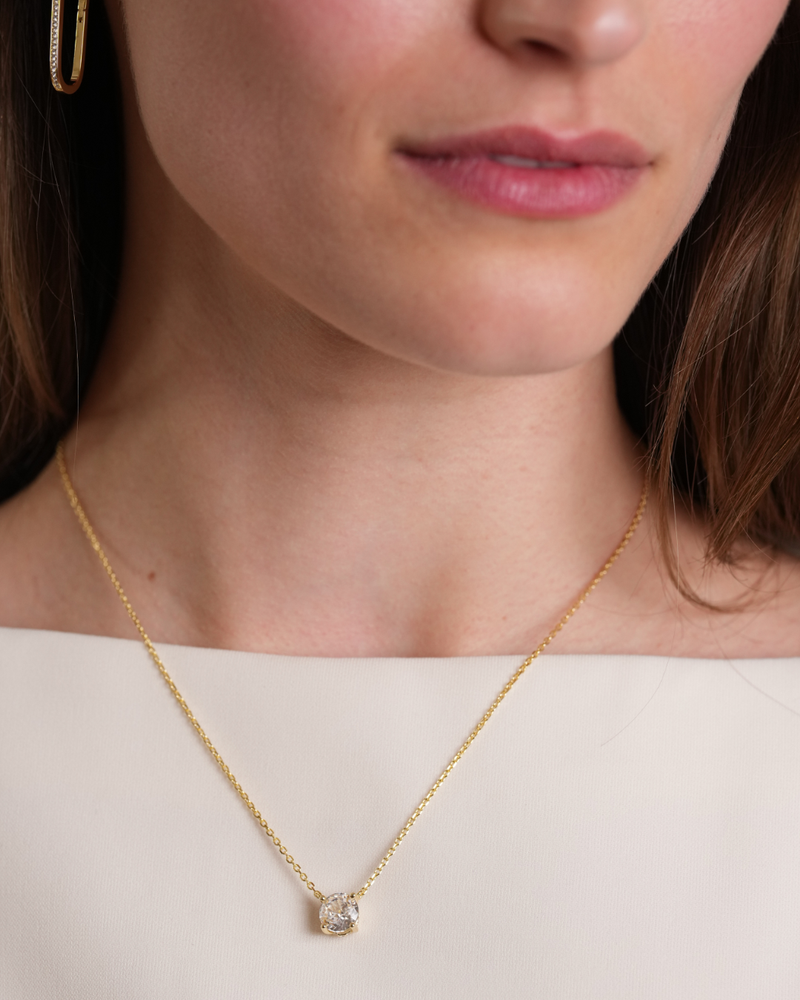 Collier « Chaîne Intemporel XL » en argent 925 doré à l’or jaune 18 carats, chaîne élégante agrémentée d’un pendentif discret en zirconium taille ronde, finition polie brillante.