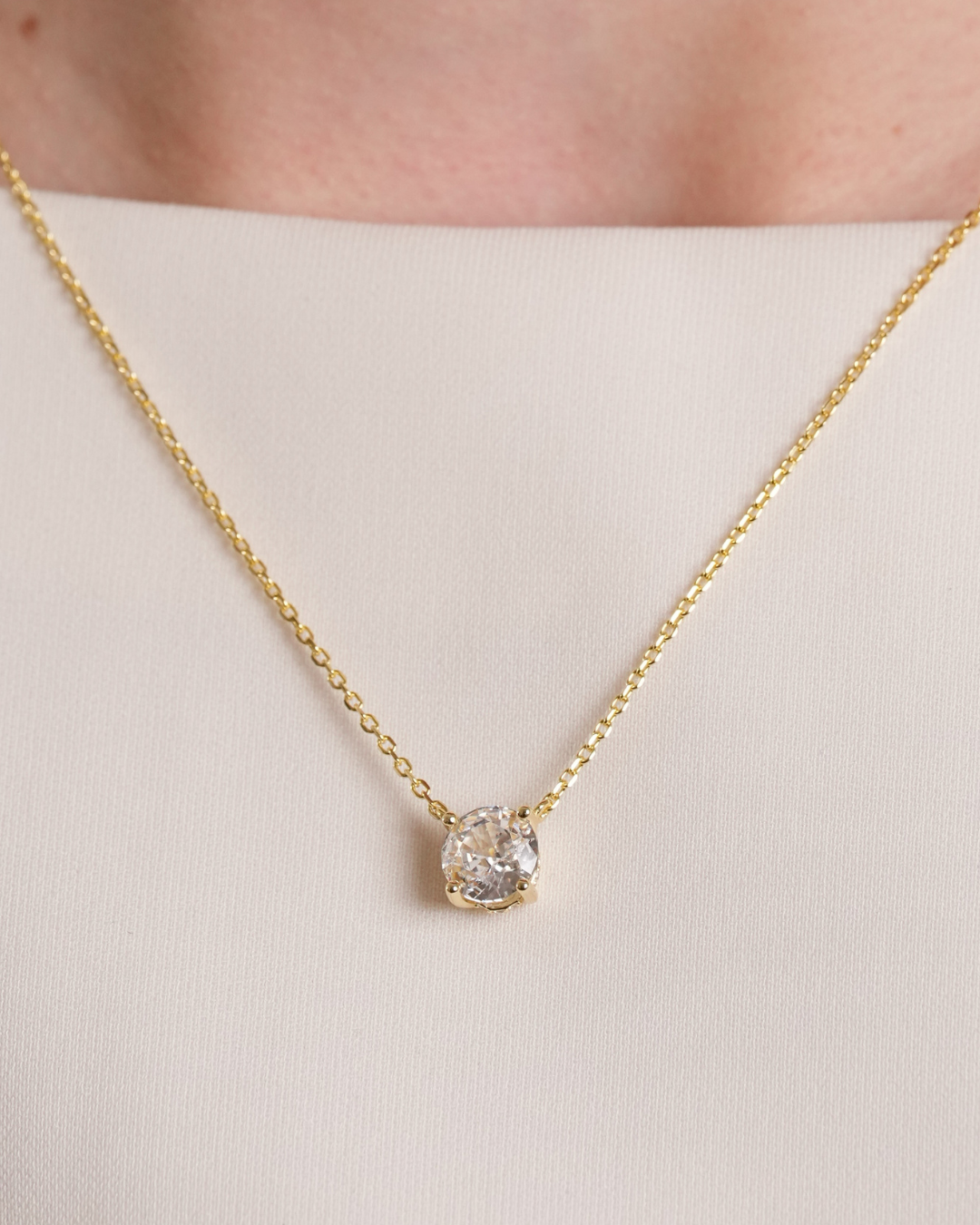 Collier « Chaîne Intemporel XL » en argent 925 doré à l’or jaune 18 carats, chaîne élégante agrémentée d’un pendentif discret en zirconium taille ronde, finition polie brillante.