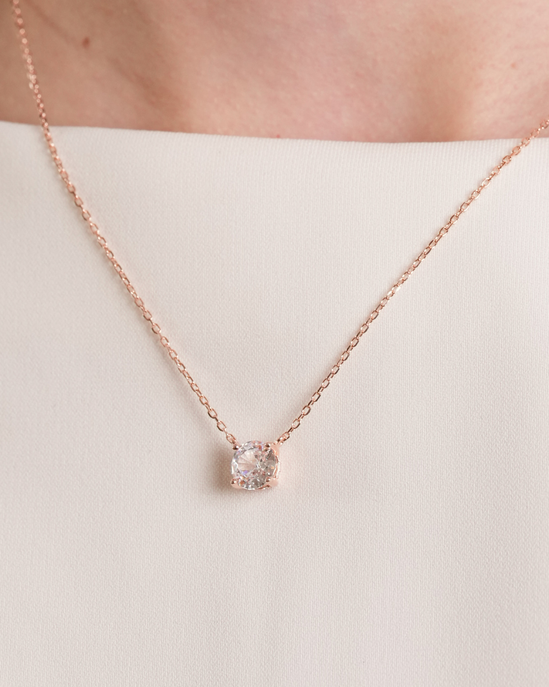 Collier « Chaîne Intemporel XL » en argent 925 doré à l’or rose 18 carats, chaîne élégante agrémentée d’un pendentif discret en zirconium taille ronde, finition polie brillante.
