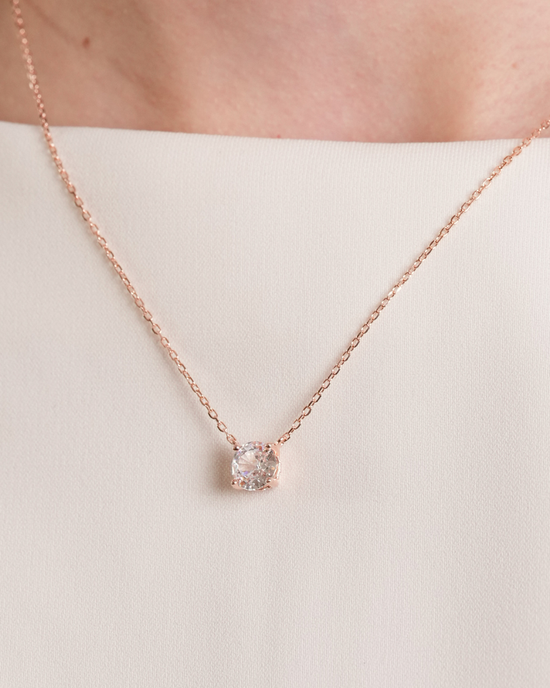 Collier « Chaîne Intemporel XL » en argent 925 doré à l’or rose 18 carats, chaîne élégante agrémentée d’un pendentif discret en zirconium taille ronde, finition polie brillante.
