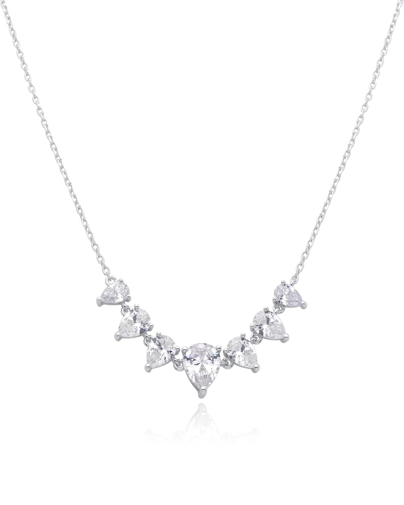 Collier « Éclats de Poire » en argent 925 rhodié, alternance de pierres blanches taille poire montées sur une chaîne fine, finition polie brillante.