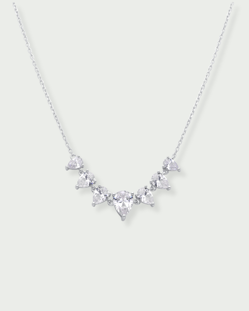 Collier « Éclats de Poire » en argent 925 rhodié, alternance de pierres blanches taille poire montées sur une chaîne fine, finition polie brillante.