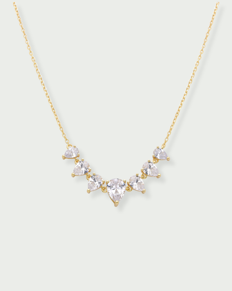 Collier « Éclats de Poire » en argent 925 doré à l'or jaune 18 carats, alternance de pierres blanches taille poire montées sur une chaîne fine, finition polie brillante.