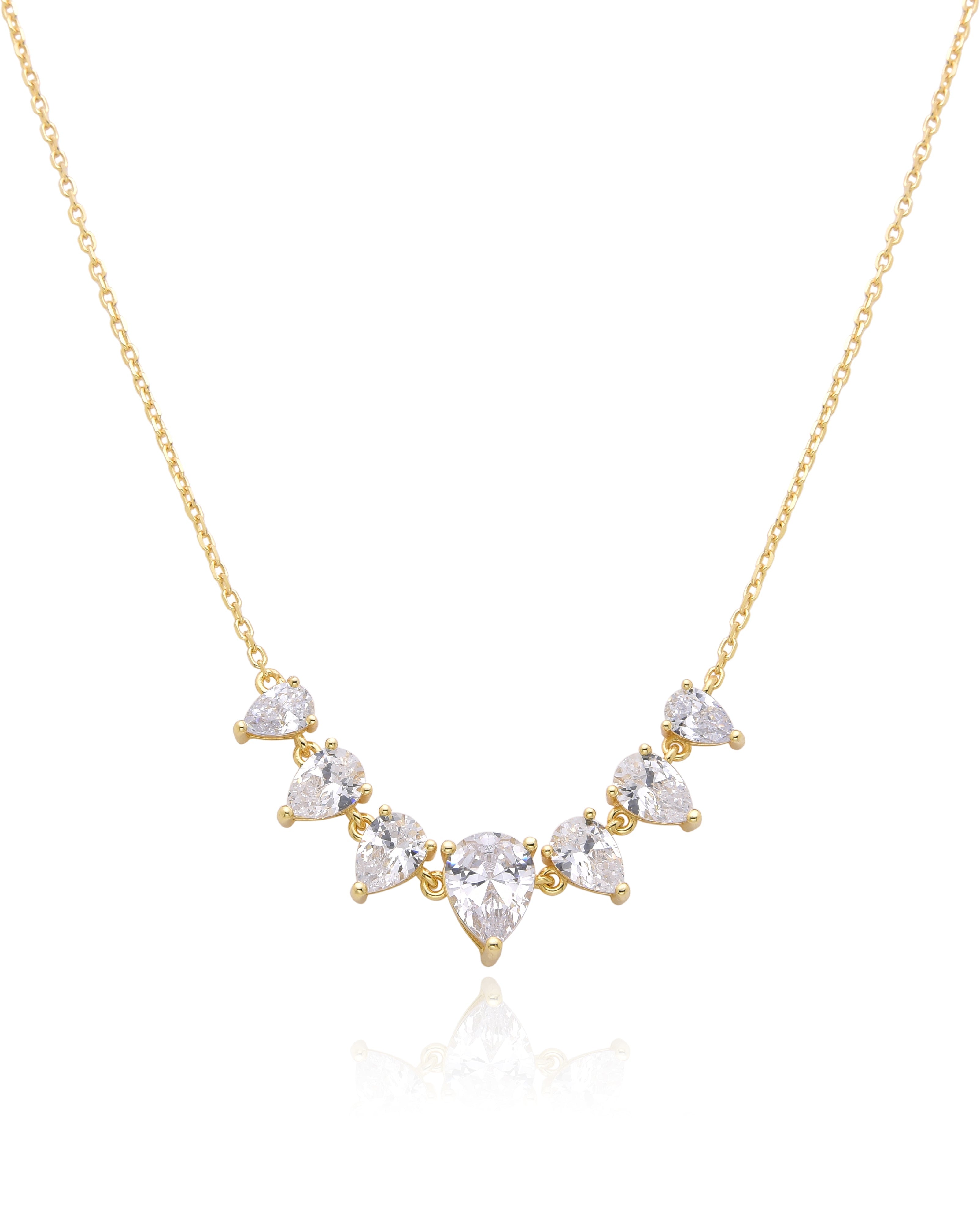 Collier « Éclats de Poire » en argent 925 doré à l'or jaune 18 carats, alternance de pierres blanches taille poire montées sur une chaîne fine, finition polie brillante.