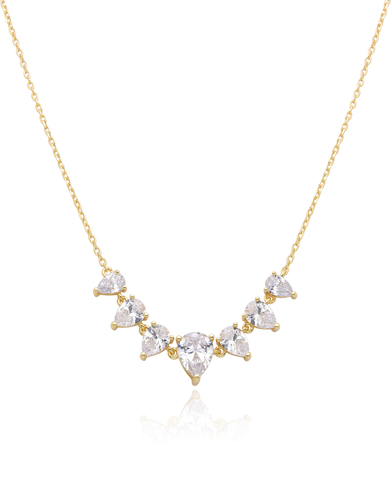 Collier « Éclats de Poire » en argent 925 doré à l'or jaune 18 carats, alternance de pierres blanches taille poire montées sur une chaîne fine, finition polie brillante.