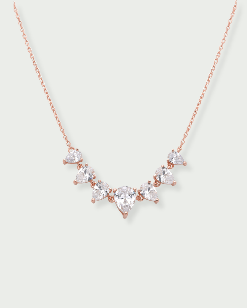 Collier « Éclats de Poire » en argent 925 doré à l'or rose 18 carats, alternance de pierres blanches taille poire montées sur une chaîne fine, finition polie brillante.