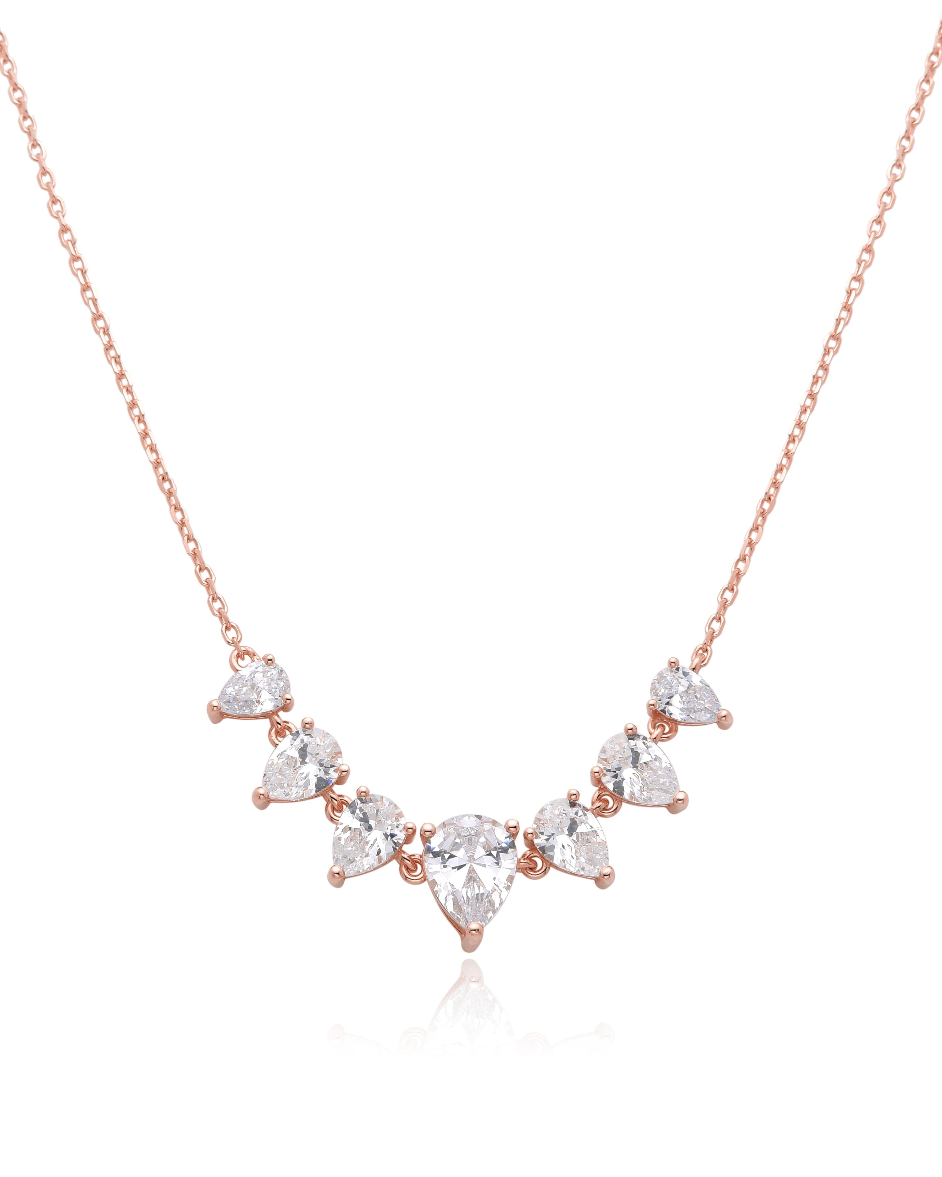 Collier « Éclats de Poire » en argent 925 doré à l'or rose 18 carats, alternance de pierres blanches taille poire montées sur une chaîne fine, finition polie brillante.