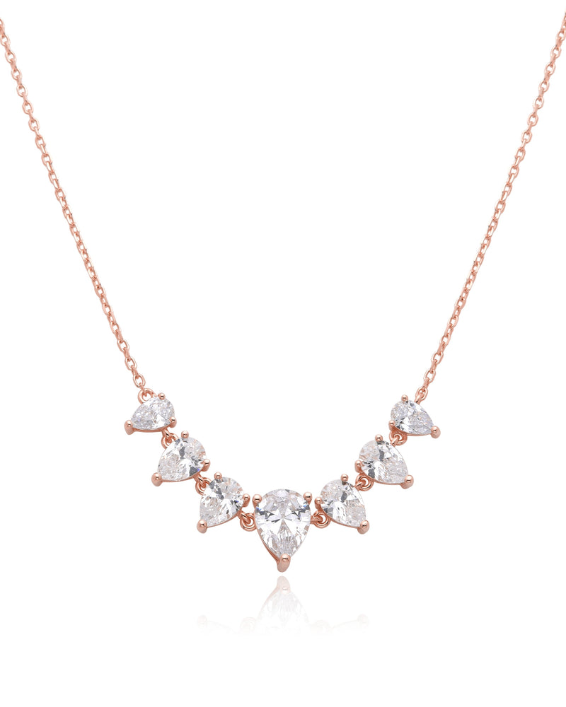 Collier « Éclats de Poire » en argent 925 doré à l'or rose 18 carats, alternance de pierres blanches taille poire montées sur une chaîne fine, finition polie brillante.