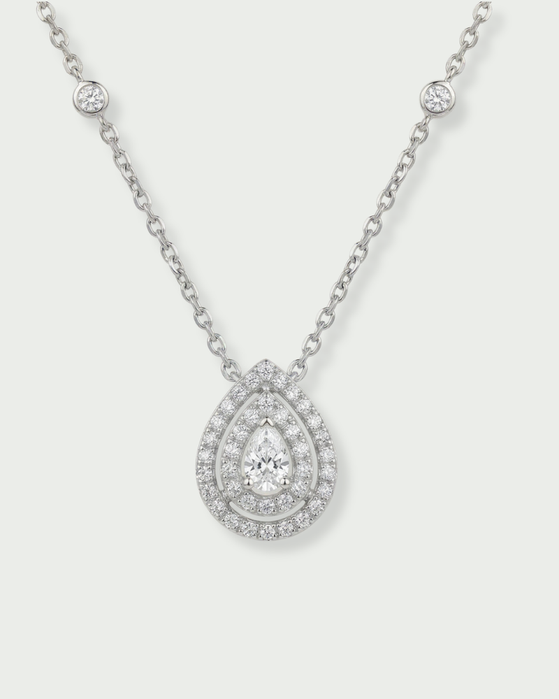 Collier en argent 925 rhodié, orné d’un pendentif double poire pavé de zircons blancs avec pierre centrale taille poire - porté