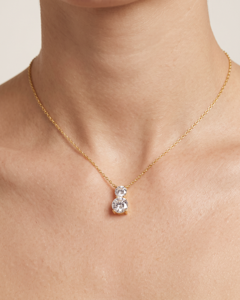 Collier « Double Rond Intemporel XL » en argent 925 doré à l’or jaune 18 carats, double pendentif aux formes rondes élégantes agrémenté de deux zirconiums brillants montés sur griffe, finition polie brillante.