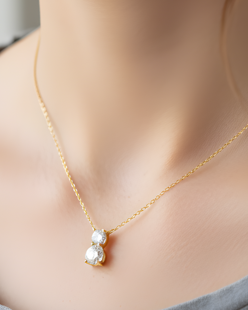 Collier « Double Rond Intemporel XL » en argent 925 doré à l’or jaune 18 carats, double pendentif aux formes rondes élégantes agrémenté de deux zirconiums brillants montés sur griffe, finition polie brillante.