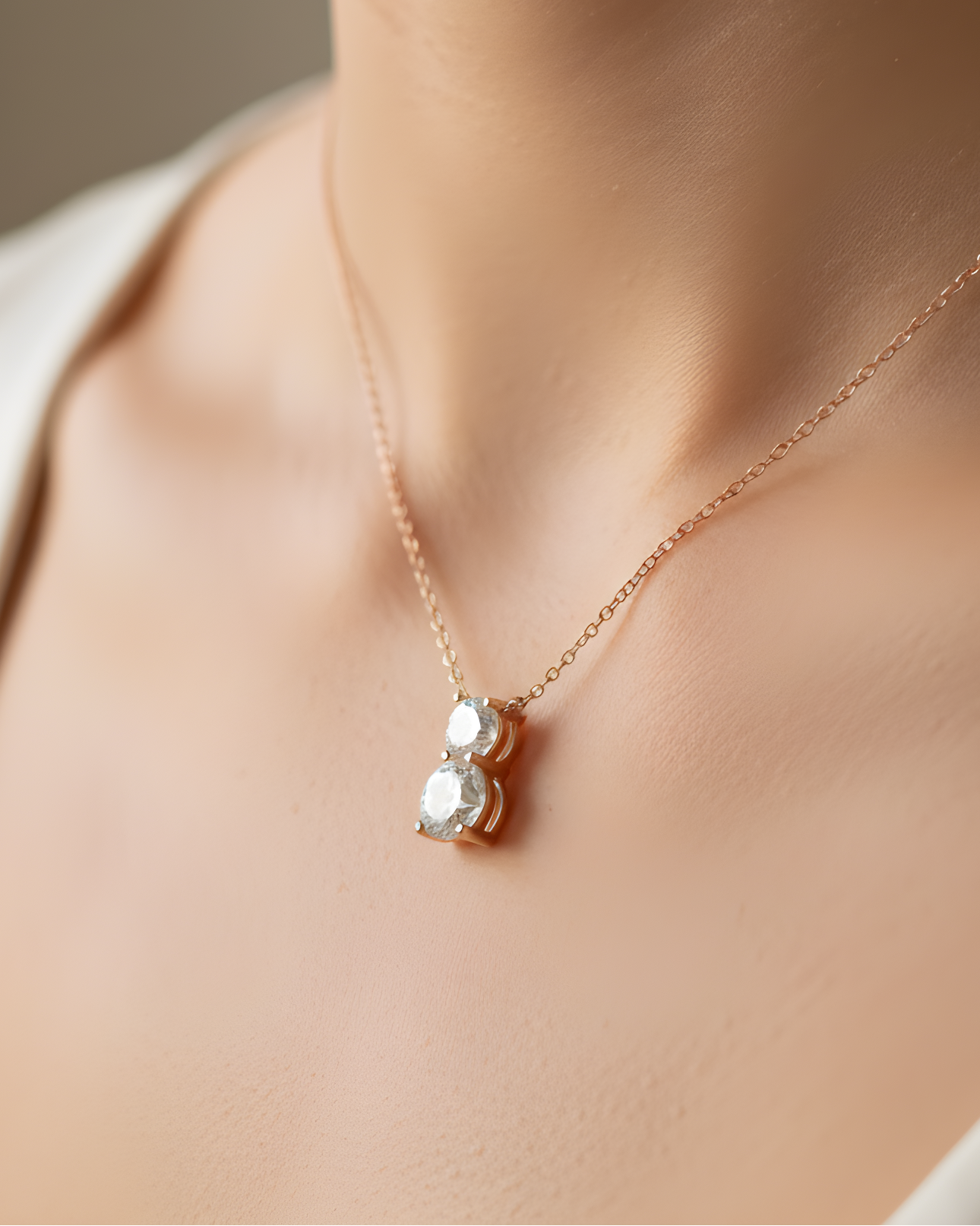 Collier « Double Rond Intemporel XL » en argent 925 doré à l’or rose 18 carats, double pendentif aux formes rondes élégantes agrémenté de deux zirconiums brillants montés sur griffe, finition polie brillante.